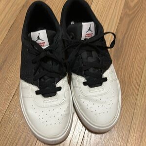 BOYS JORDAN SIZE 7